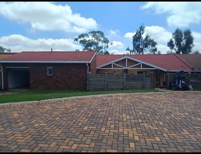 3 bed property to rent in LUIPAARDSVLEI